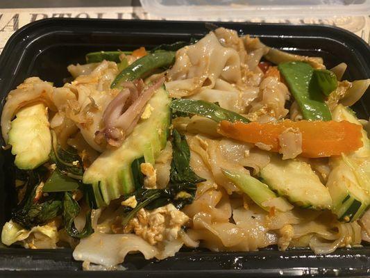 Seafood drunken noodles