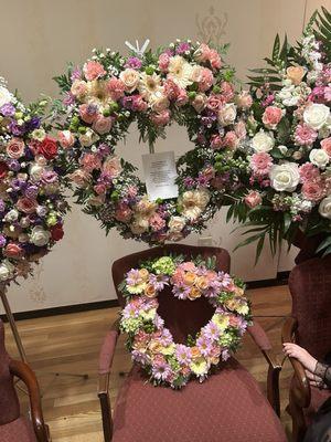 What I received compared to the other wreaths. Also, I ordered a mostly white arrangement.