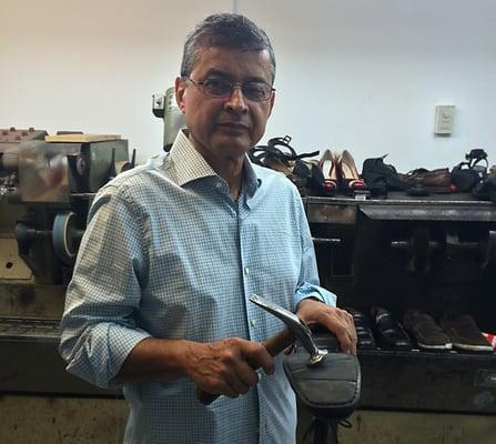 El Sr. Polo con más de 30 años de experiencia en el área de la zapatería, fabricación de zapatos y reparación.