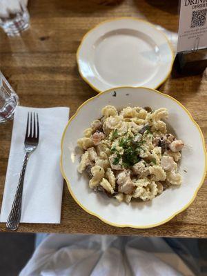 Build your own pasta bowl with Creste de Galli noodles, alla crema sauce, with chicken and mushroom