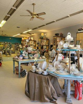 2000 square feet - and get ready if you like Pyrex and Fire King!!  There is tons