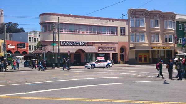 A Bank of the West on the corner of Columbus Ave & Green St with a Chocolate Shop and a Wells Fargo Bank in the next building