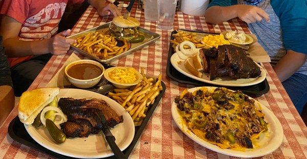 gunslinger burger (GOOD), full rack at Louis ribs (dry, NOT recommend), beef brisket (dry, NOT recommend), brisket nachos (GOOD)