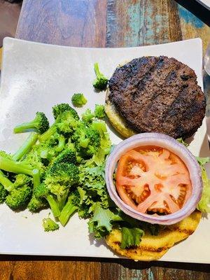 Hamburger with broccoli