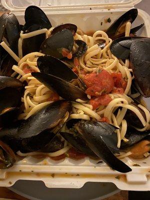 muscles and linguine with red sauce.