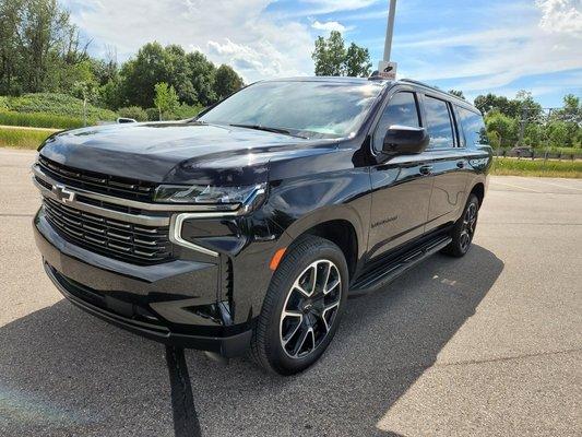 2023 Full Size Chevy Suburban  8 Passengers