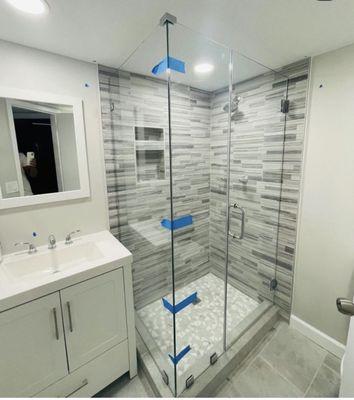 Frameless shower door