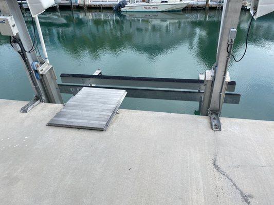 Elevator boat lift