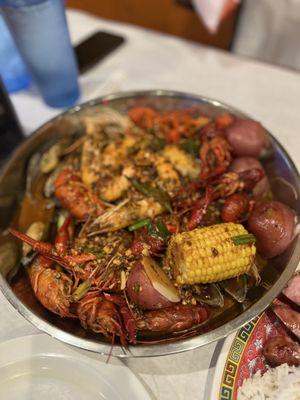 Everyday combo with 1 lb of shrimp, mussels and crawfish dipped in spicy Thai chili sauce. Comes with 1 corn and 1 potatoes.