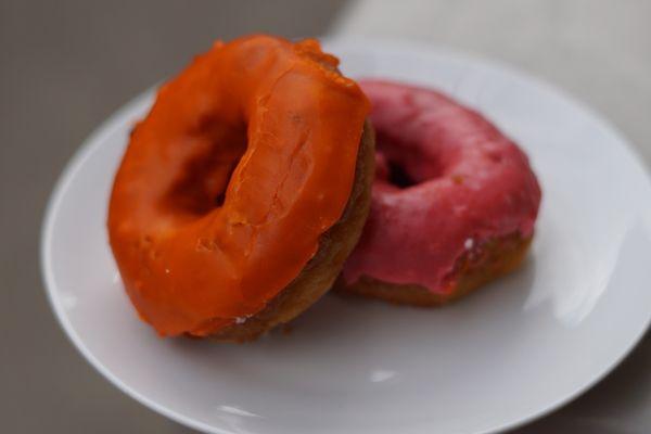 Pink and orange donuts (IG: eatingwithkreng)