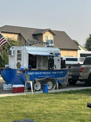 Such a cute little food truck.