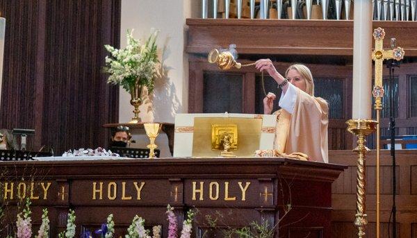 Rev. Cindy censing the altar