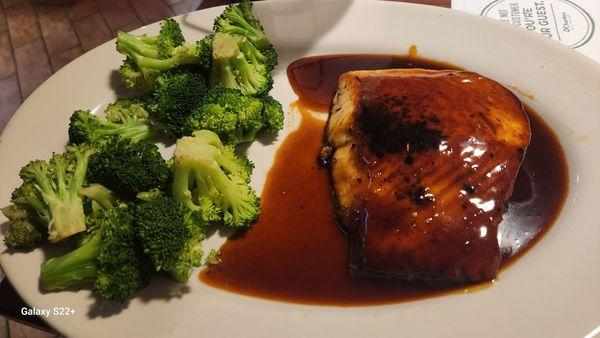 9oz Chipotle Salmon with broccoli