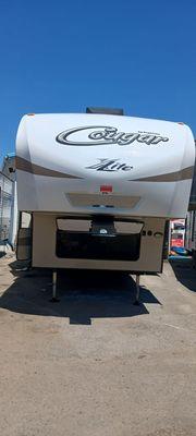 Fifth wheel trailer