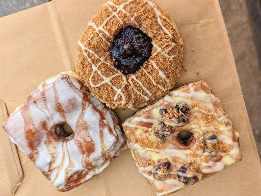 Salted Caramel Crodough, Blueberry Cobbler Donut, Blueberry Lemon Pie Crodough | Instagram: @telephonesmoothie