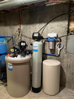 Cambridge aeration system with a clear 4.5" x 10" pre - filter and Clack WS1 48K grain water softener.