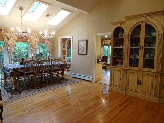 Wouldn't you like your dining room as clean as this? Call (516) 417-8510.