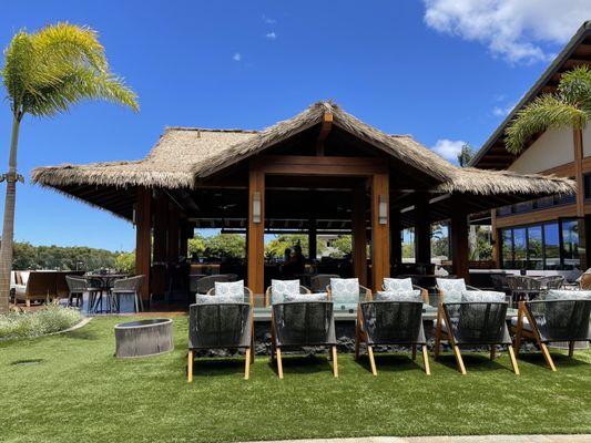 Such a nice tiki bar next to the pool!