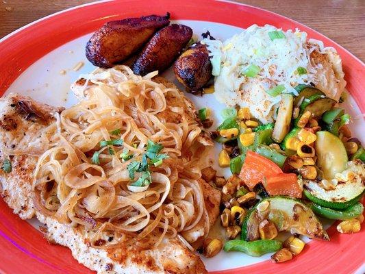 Grilled chicken with succotash, garlic mashed potatoes and plantains... super delicious!!