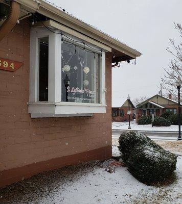 I love the snow! #downtownlittleton #historicdowntown #nailsbyjolela #nailsinlittleton #jlynandfriends #salon #snow