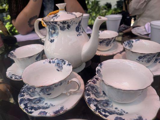 Tea cups and tea pot, super pretty