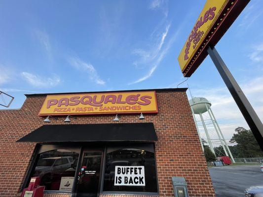 Zoomed-out photo of the front of the restaurant. Taken on August 8, 2021.