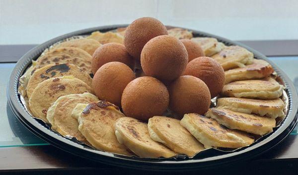 Arepas con queso and buñelos.