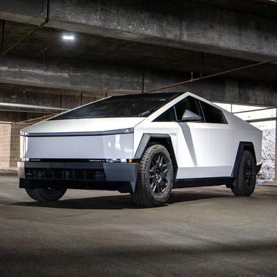 Tesla Cybertruck in Gloss White wrap