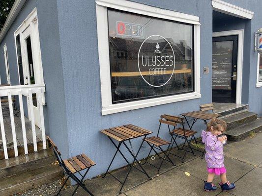 Great atmosphere, great clam chowder, and perfect coffee. They offer smoothies, coffee's and espresso's, will be going back again.