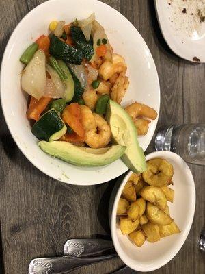 Shrimp, veggies, avocado & fried plantains