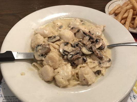 Scallops and mushrooms over linguine in garlic cream sauce