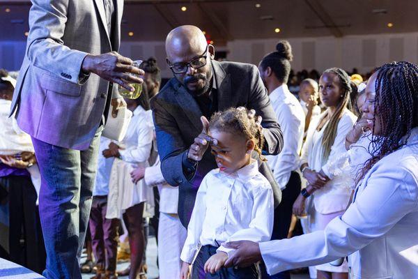 Bishop Henry Fernandez anointing the children at church Sunday Service. 

#sunrisefl #fortlauderdale