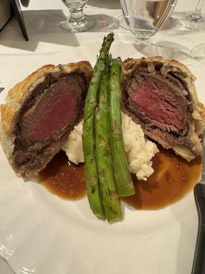 Beef Wellington with mashed potato and asparagus