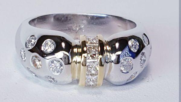 18kt whitegold and yellowgold ladies diamond ring