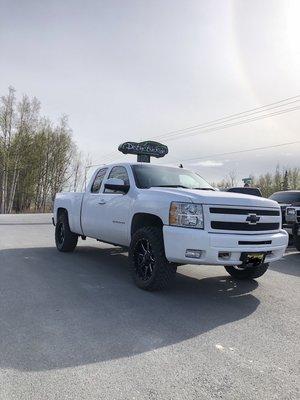 2012 Silverado with a Zone leveling kit, 33x12.5r20 Toyo M/T tire and a 20x9 Fuel Maverick wheel.