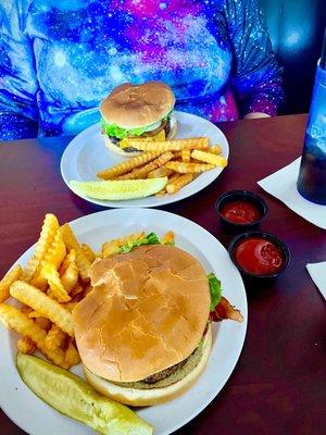 Hamburger & cheeseburger platters and Dr. Pepper with lemon.