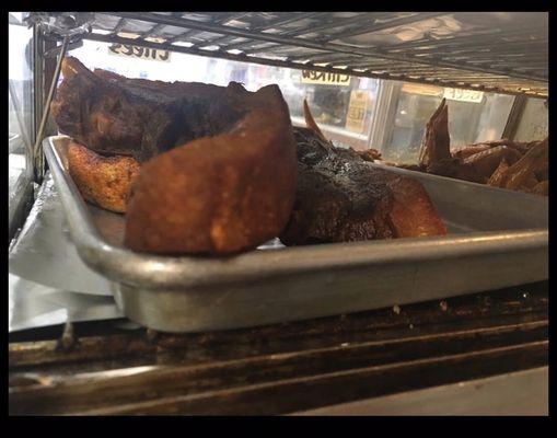 Chicharron de cerdo, alas de pollo.   Fried pork skin, chicken wings