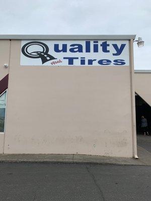 Quality used tires sign