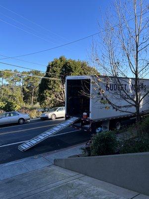 Moving truck and clean unloading