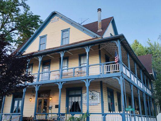 American River Inn front view