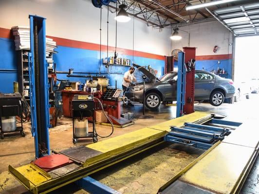 Wheel mounting and balancing machine next to alignment