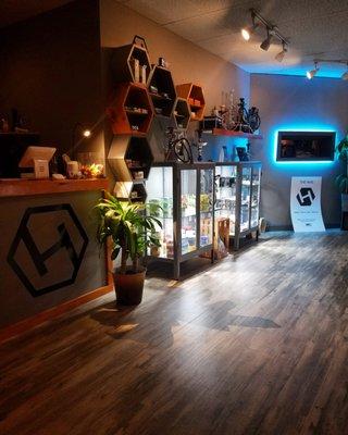 We try to bring a fresh and friendly atmosphere to your smoke shop. Ask a question, we will be happy to explain