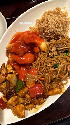 Dinner combo #3: sweet & sour chicken, hot & spicy chicken, mandarin chow mein, & fried rice (IG: @mylifeaskat_)