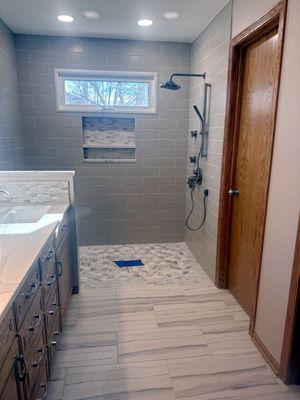 Easy access shower in Johnston with no curb.