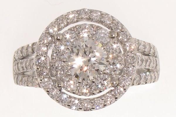 LR1709-Halo design ring with a round brilliant diamond center and diamonds to the sides.