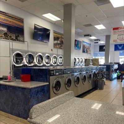 A busy Sunday of magic wash laundromat