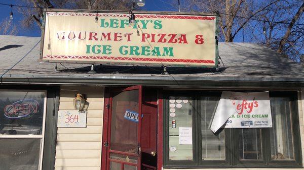 The Front of Lefty's Gourmet Pizza & Ice Cream