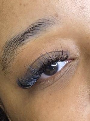 Wispy hybrid lash extensions