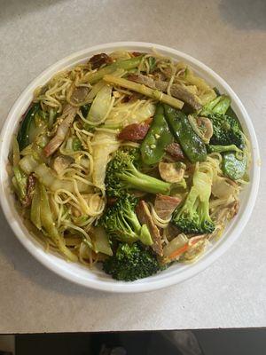 Singapore noodles with veggies and pork