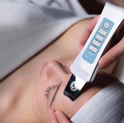 Bt-micro ultrasonic skin scrubber for exfoliation